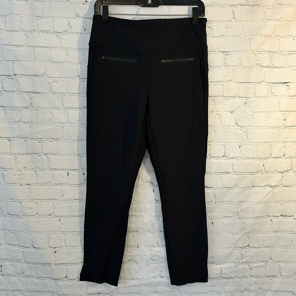 Athleta black legging with zipper pockets